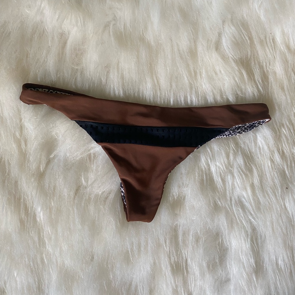 Brown mesh pipeline bottoms